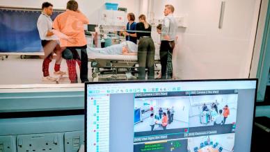 medics in hospital with pregnant woman